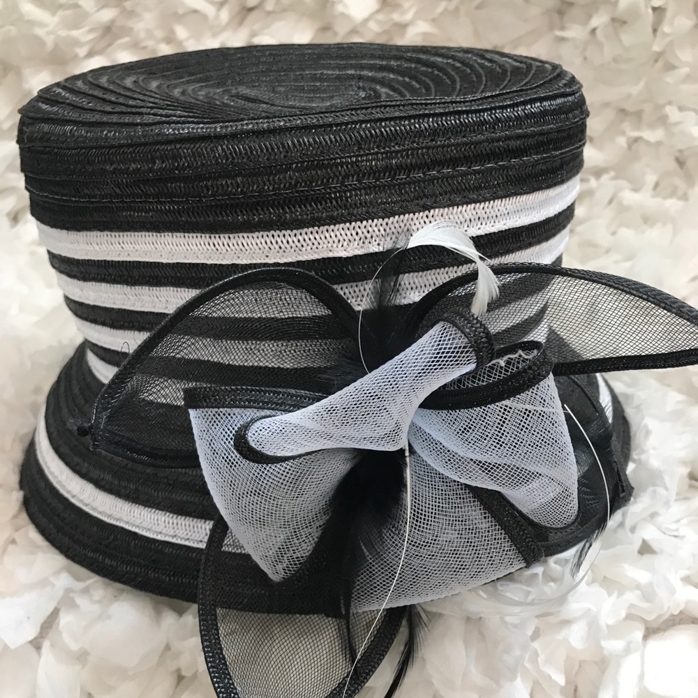 Ladies black and white straw hat